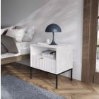 Modern extravagáns matt fehér éjjeliszekrény egy fiókkal, fekete fém lábakkal. Méretei: Szélesség: 54 cm Magasság: 56 cm Mélység: 39 cm