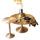 Stílusos kerek arany színű lerakóasztal.