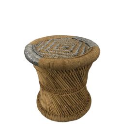 Egyedi rattan lerakóasztalka ezűst díszítéssel.