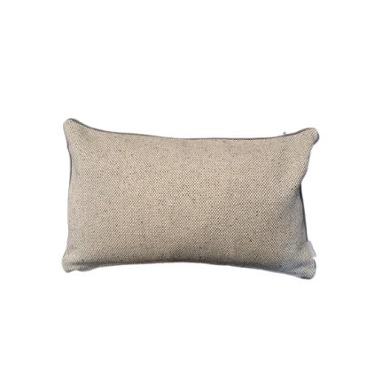 Bézs díszpárna apró szövött mintával, téglalap alakú mérete: 50*30 cm