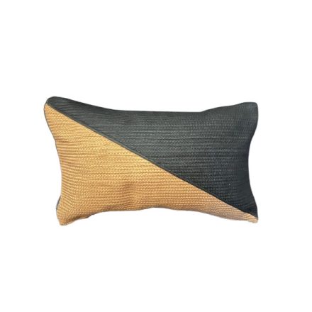Fekete-sárga díszpárna átlós színmegosztással, téglalap alakú mérete: 50*30 cm