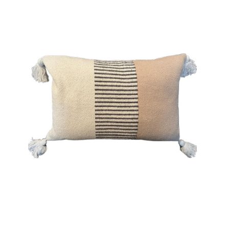 Krém–bézs díszpárna középen csíkos felülettel, bojtokkal, téglalap alakú mérete: 40*50 cm